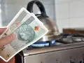 Rachunek za ogrzewanie gazem rośnie. Dwie polskie stuzłotówki i dwustuzłotówka w dłoni nad palnikiem gazowym.