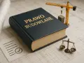 Księga "Prawo Budowlane" obok wagi sprawiedliwości i makiety dźwigu symbolizuje nowelizację prawa budowlanego.
