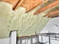 Piana pur na poddaszu, w przeciwieństwie do wełny, szczelnie wypełnia przestrzeń między belkami stropowymi, tworząc jednolitą izolację.