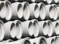 Stos betonu, rury kanalizacyjne 160 mm, gotowe do montażu z zachowaniem minimalny spadek dla rury 160.