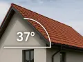 Jak obliczyć kąt nachylenia dachu? Na elewacji domu widoczny jest kąt 37 stopni, wskazujący na nachylenie czerwonego dachu.
