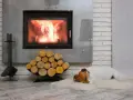 Pies śpi przy kominku z płonącym ogniem. Obok stos drewna i akcesoria. Dowiedz się, jak zrobić płaszcz wodny do kominka.