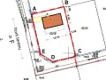 Przykładowe warunki zabudowy: plan działki z zaznaczonym budynkiem, wymiarami i granicami.