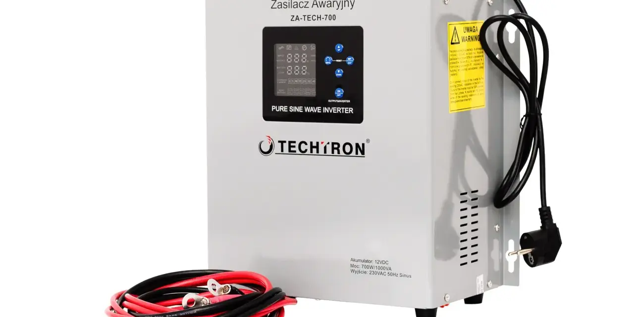 Szary ups zasilanie awaryjne Techtron ZA-TECH-700 z wyświetlaczem cyfrowym i kablami.