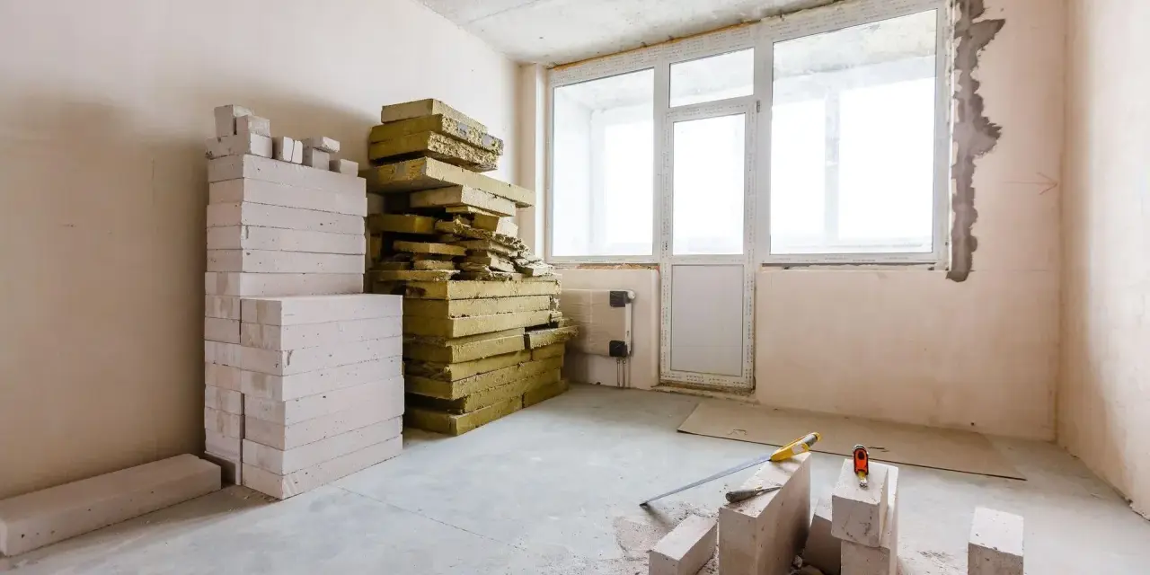 Materiały budowlane: pustaki i wełna mineralna, przygotowane do ocieplania od wewnątrz.