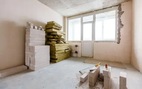 Materiały budowlane: pustaki i wełna mineralna, przygotowane do ocieplania od wewnątrz.