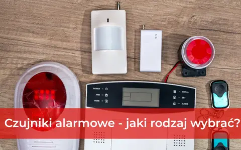 System alarmowy satel. na drewnianym tle: czujnik ruchu, panel sterowania, sygnalizator i piloty.