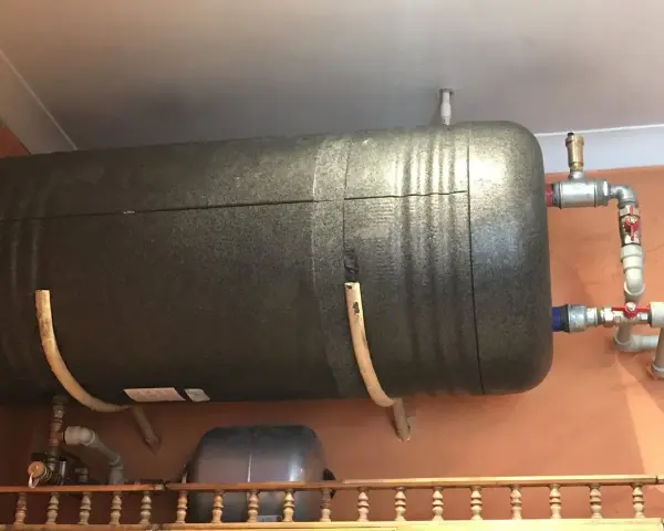 Instalacja wodna z bojlerem elektrycznym. Widoczne zawory i rury, które mogą być pomocne, gdy zastanawiasz się, jak odpowietrzyć bojler elektryczny.
