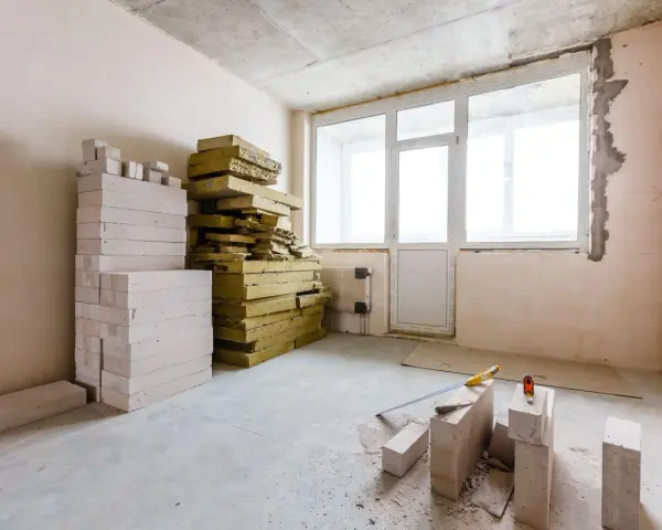 Materiały budowlane: pustaki i wełna mineralna, przygotowane do ocieplania od wewnątrz.