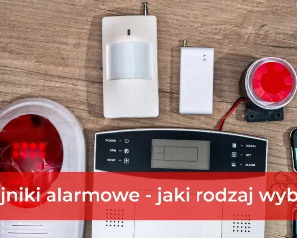 System alarmowy satel. na drewnianym tle: czujnik ruchu, panel sterowania, sygnalizator i piloty.