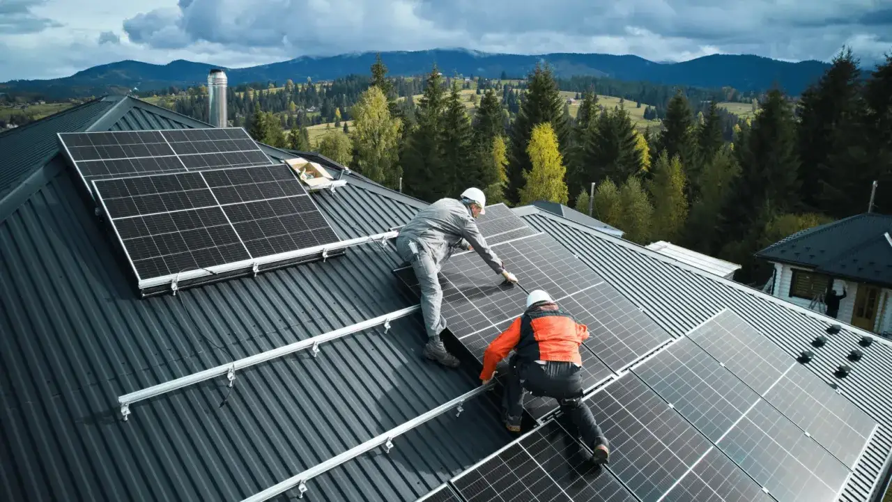 Instalacja paneli fotowoltaicznych na dachu. Inwestycja w zieloną energię, która pokazuje, czy fotowoltaika się opłaca.