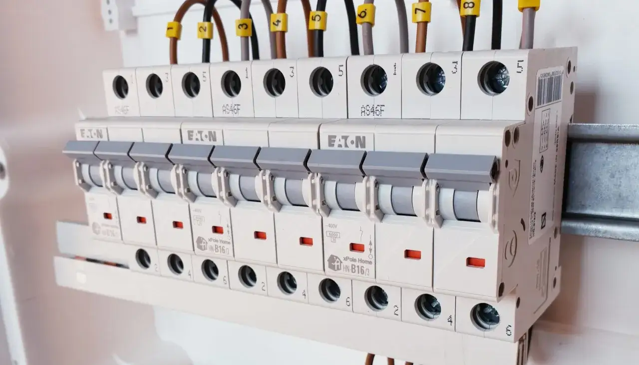 Instalacja elektryczna w domu: rząd bezpiecznik&oacute;w Eaton i xPole Home. Wyb&oacute;r odpowiednich bezpiecznik&oacute;w to klucz do bezpieczeństwa.