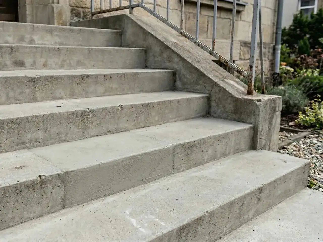 Betonowe schody zewnętrzne wymagają wyrównania. Zobacz, czym wyrównać schody betonowe wewnętrzne, aby były gładkie i bezpieczne.